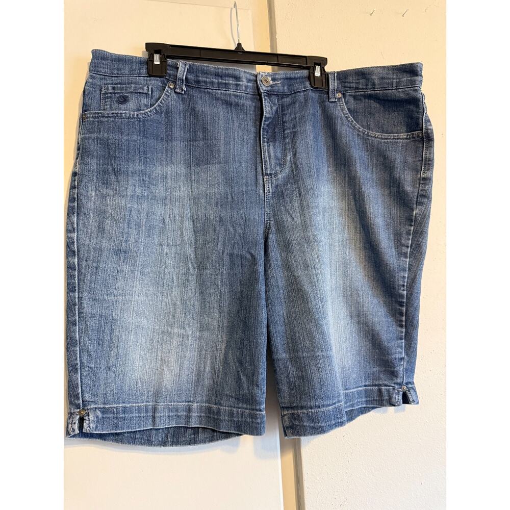 Gloria Vanderbilt Amanda Bermuda Women's size 18W Blue Denim jean Shorts
